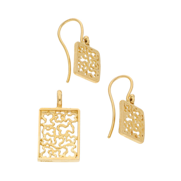 Juego de aretes y dije calado firma Tous en oro amarillo 18 kilates.