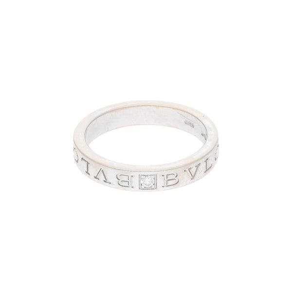 Argolla diseño estilizado firma Bvlgari con diamante en oro blanco 18 kilates.