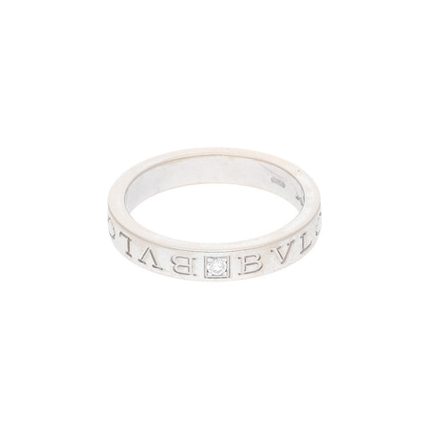 Argolla diseño estilizado firma Bvlgari con diamante en oro blanco 18 kilates.