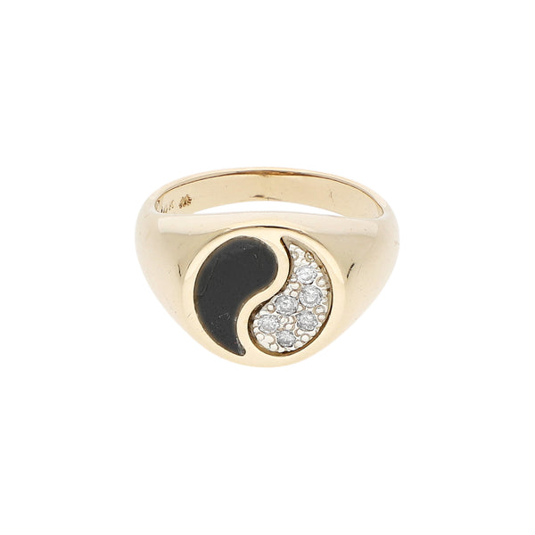 Anillo sello con diamantes y ónix en oro amarillo 14 kilates.