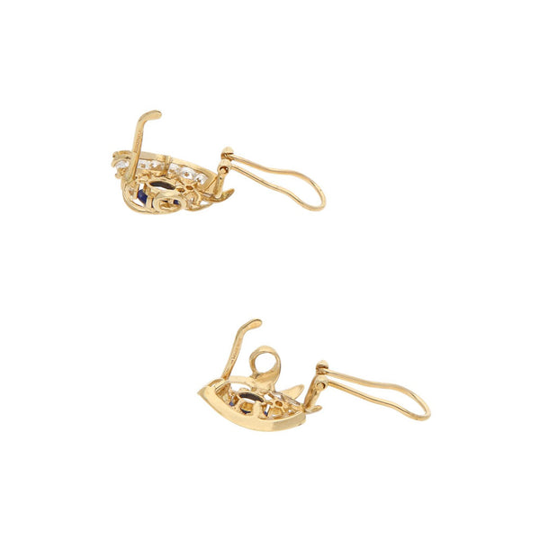 Juego de anillo y aretes calados con sintéticos en oro amarillo 14 kilates.