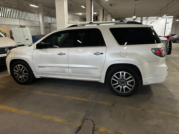GMC ACADIA DENALI/ TA/ 7 PAS./ PIEL/ F. XENÓN/ RA-20 CROM./ 4X4
