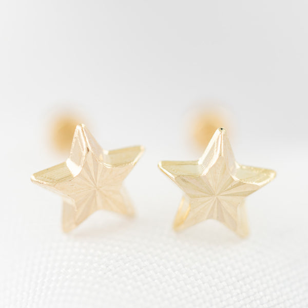 Tres pares de broqueles diseño especial dos con sintéticos en oro amarillo 14 kilates.