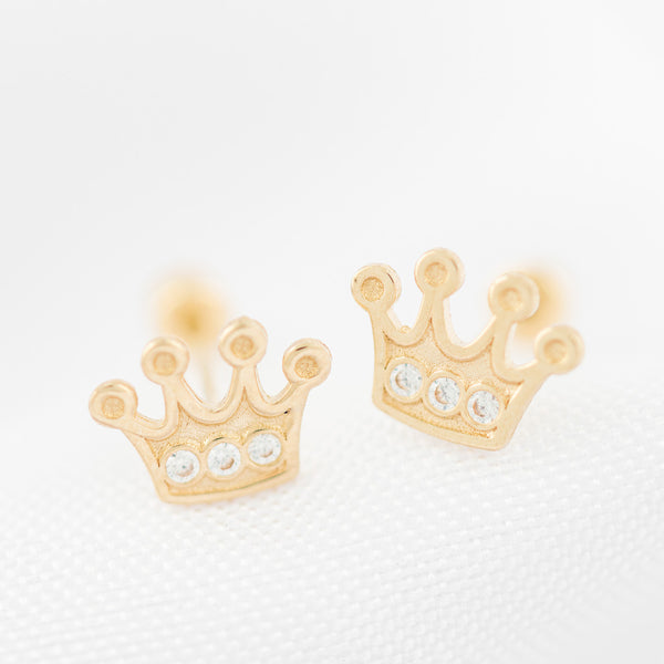 Cuatro pares de broqueles diseño especial uno con sintéticos en oro amarillo 14 kilates.
