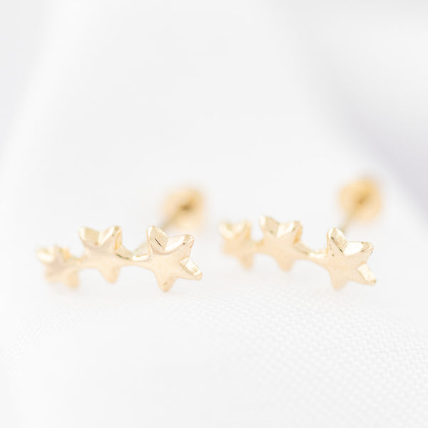 Tres pares de broqueles diseño especial en oro amarillo 14 kilates.