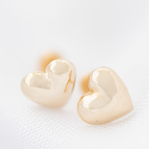 Tres pares de broqueles diseño especial en oro amarillo 14 kilates.