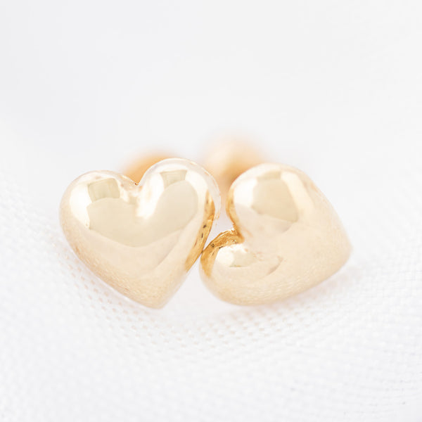 Tres pares de broqueles diseño especial en oro amarillo 14 kilates.