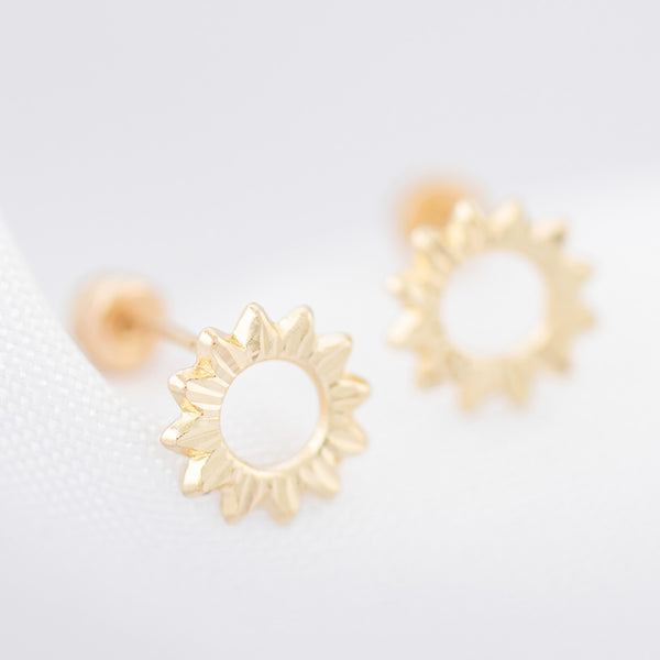 Tres pares de broqueles diseño especial en oro amarillo 14 kilates.