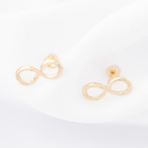 Tres pares de broqueles diseño especial en oro amarillo 14 kilates.
