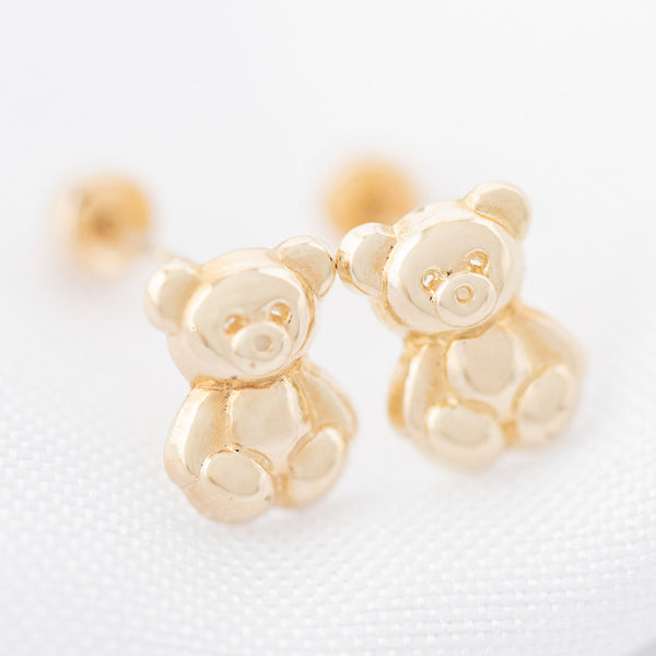 Tres pares de broqueles diseño especial en oro amarillo 14 kilates.