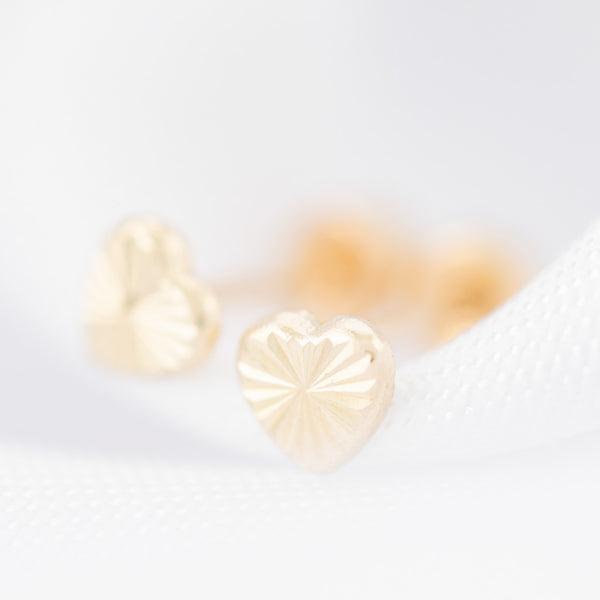 Tres pares de broqueles diseño especial en oro amarillo 14 kilates.