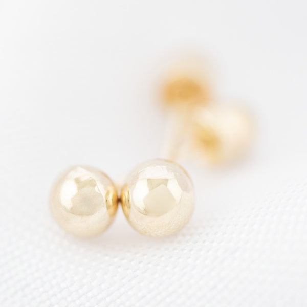 Tres pares de broqueles diseño especial en oro amarillo 14 kilates.