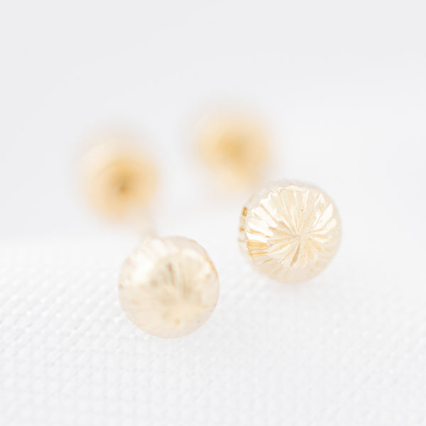 Tres pares de broqueles diseño especial en oro amarillo 14 kilates.