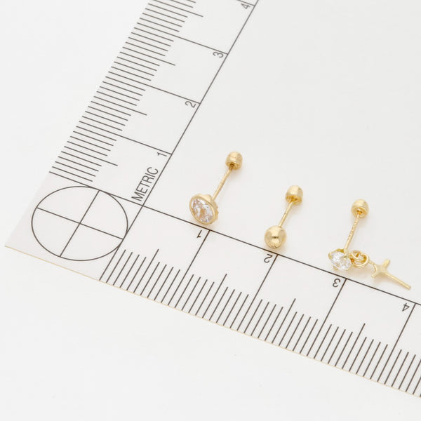 Tres pares de broqueles diseño especial dos con sintéticos en oro amarillo 14 kilates.