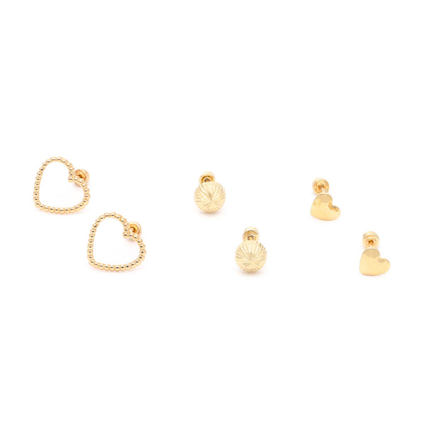 Tres pares de broqueles diseño especial uno con esmalte en oro amarillo 14 kilates.