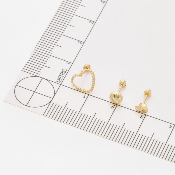 Tres pares de broqueles diseño especial uno con esmalte en oro amarillo 14 kilates.