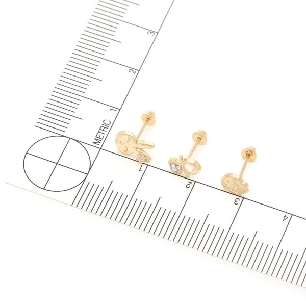 Tres pares de broqueles diseño especial dos con sintéticos en oro amarillo 14 kilates.