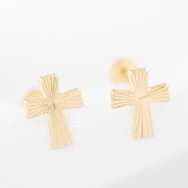 Tres pares de broqueles diseño especial uno con sintéticos en oro amarillo 14 kilates.