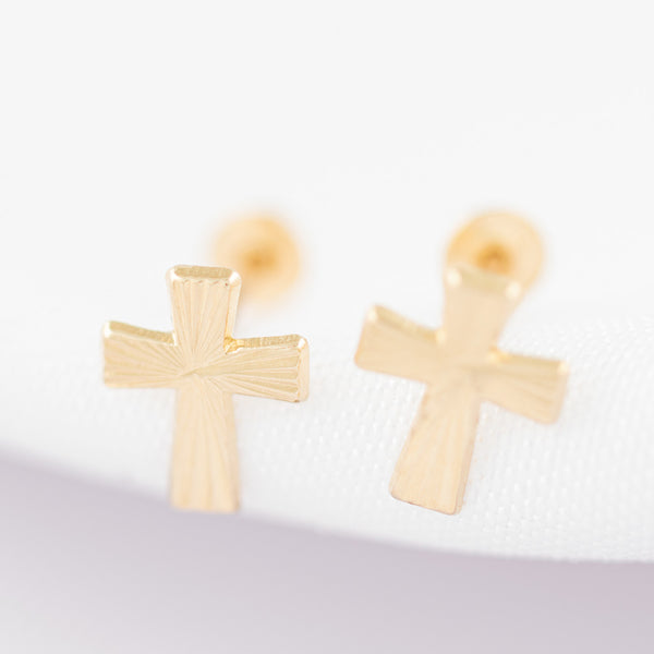 Tres pares de broqueles diseño especial uno con sintéticos en oro amarillo 14 kilates.