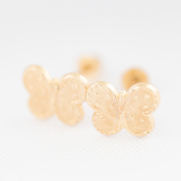 Tres pares de broqueles diseño especial en oro amarillo 14 kilates.