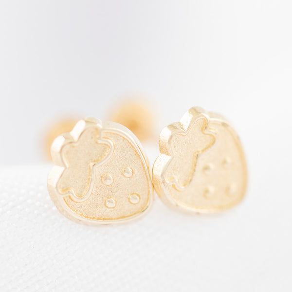 Tres pares de broqueles diseño especial uno con sintéticos en oro amarillo 14 kilates.