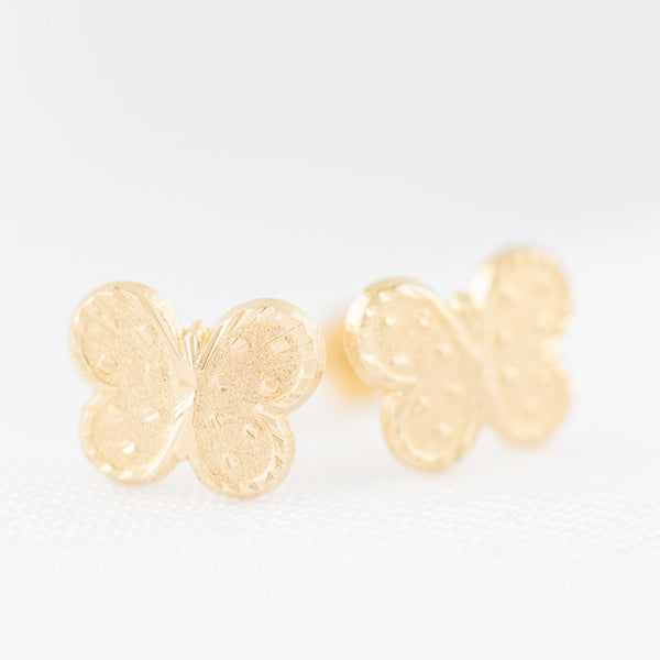 Tres pares de broqueles diseño especial uno con sintéticos en oro amarillo 14 kilates.