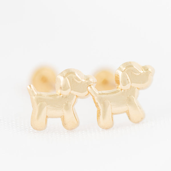 Tres pares de broqueles diseño especial uno con sintéticos en oro amarillo 14 kilates.