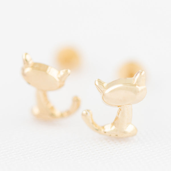 Tres pares de broqueles diseño especial en oro amarillo 14 kilates.