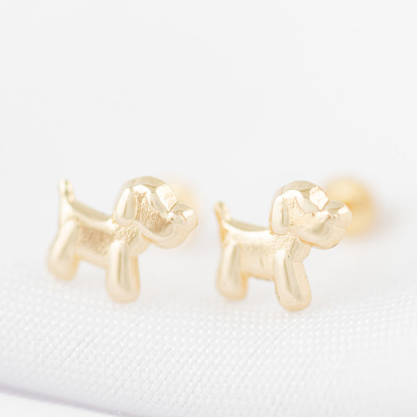 Tres pares de broqueles diseño especial dos con sintéticos en oro amarillo 14 kilates.
