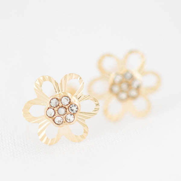 Tres pares de broqueles diseño especial con sintéticos en oro amarillo 14 kilates.