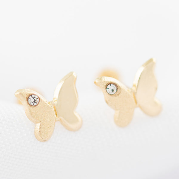 Tres pares de broqueles diseño especial uno con sintéticos en oro amarillo 14 kilates.