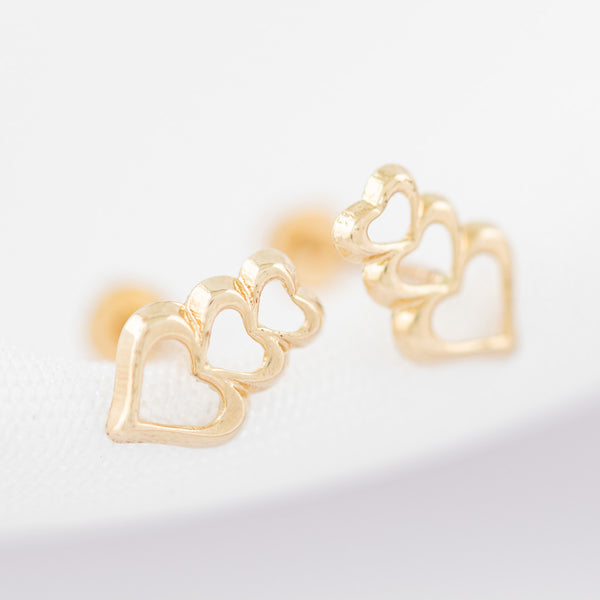 Tres pares de broqueles diseño especial uno con sintéticos en oro amarillo 14 kilates.
