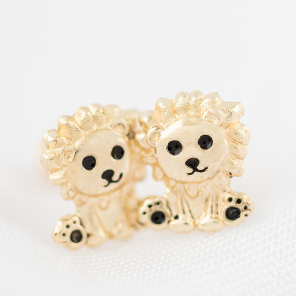 Tres pares de broqueles diseño especial uno con sintéticos en oro amarillo 14 kilates.