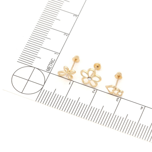 Tres pares de broqueles diseño especial dos con sintéticos en oro amarillo 14 kilates.
