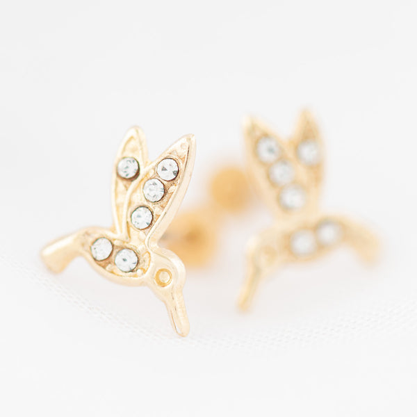 Tres pares de broqueles diseño especial dos con sintéticos en oro amarillo 14 kilates.