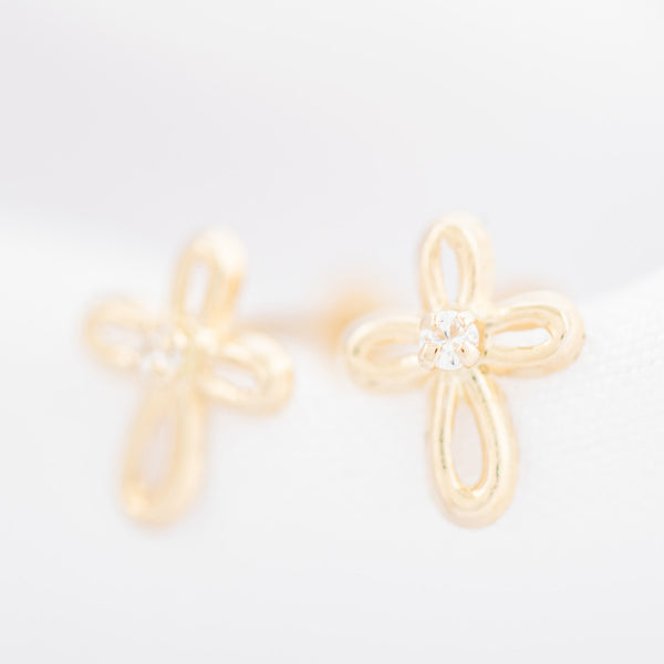 Tres pares de broqueles diseño especial uno con sintéticos en oro amarillo 14 kilates.