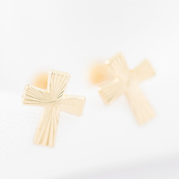 Tres pares de broqueles diseño especial uno con sintéticos en oro amarillo 14 kilates.