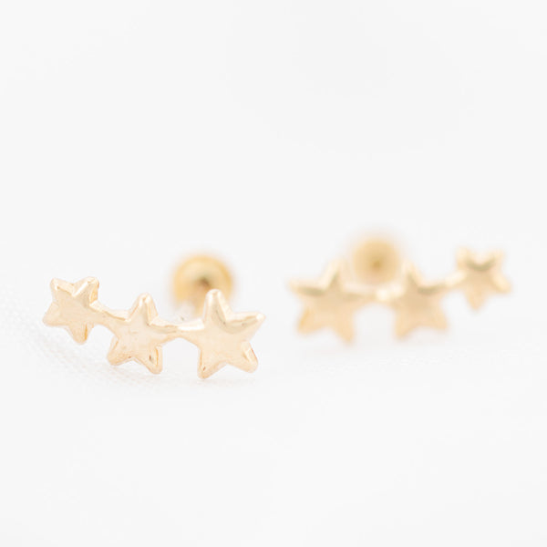 Tres pares de broqueles diseño especial uno con sintéticos en oro amarillo 14 kilates.