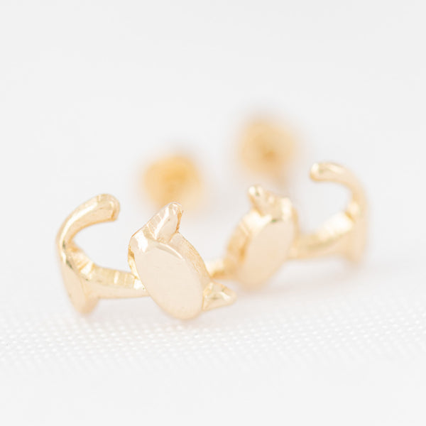 Tres pares de broqueles diseño especial uno con sintéticos en oro amarillo 14 kilates.