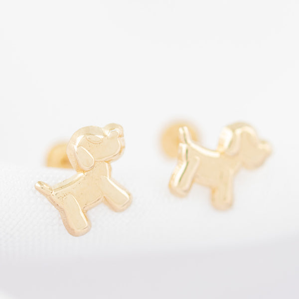 Tres pares de broqueles diseño especial uno con sintéticos en oro amarillo 14 kilates.