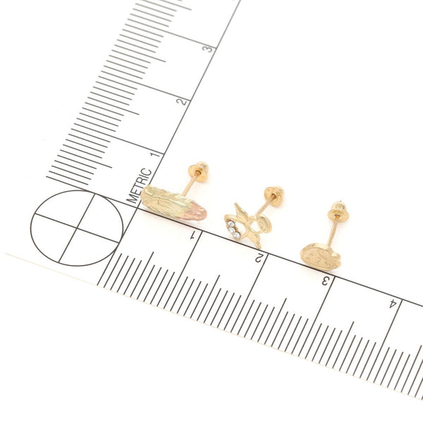 Tres pares de broqueles diseño especial uno con sintéticos en oro tres tonos 14 kilates.