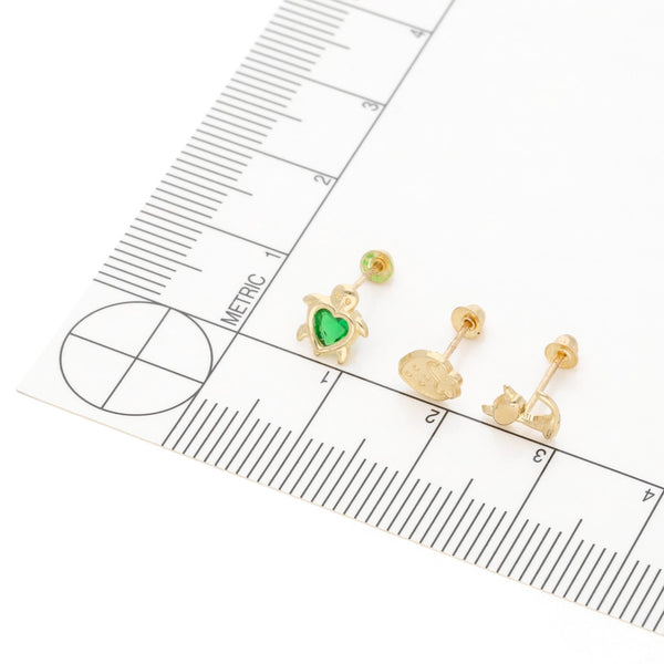 Tres pares de broqueles diseño especial uno con sintéticos en oro amarillo 14 kilates.