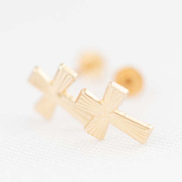 Tres pares de broqueles diseño especial uno con sintéticos en oro tres tonos 14 kilates.