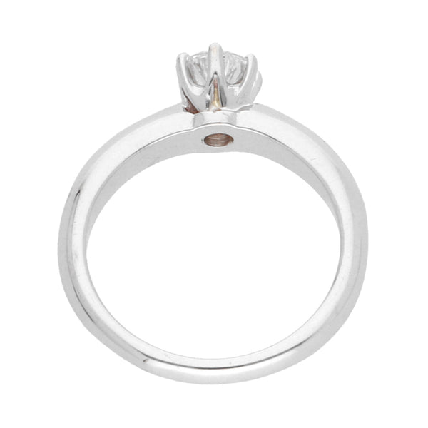 Anillo solitario con diamante en oro blanco 14 kilates.