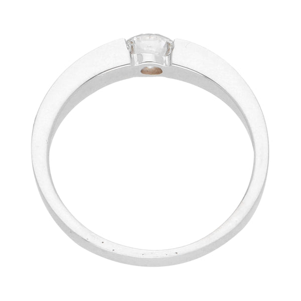 Anillo solitario con diamante en oro blanco 14 kilates.