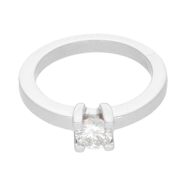 Anillo solitario con diamante en oro blanco 14 kilates.