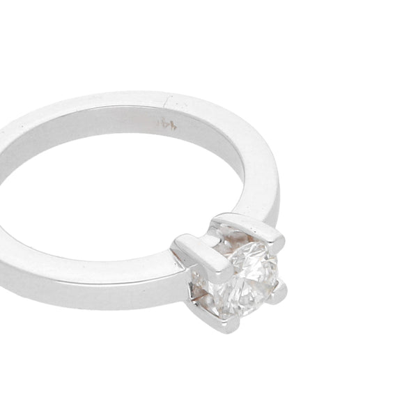 Anillo solitario con diamante en oro blanco 14 kilates.
