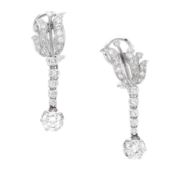 Aretes hechura especial con colgantes y diamantes en oro blanco 14 kilates.