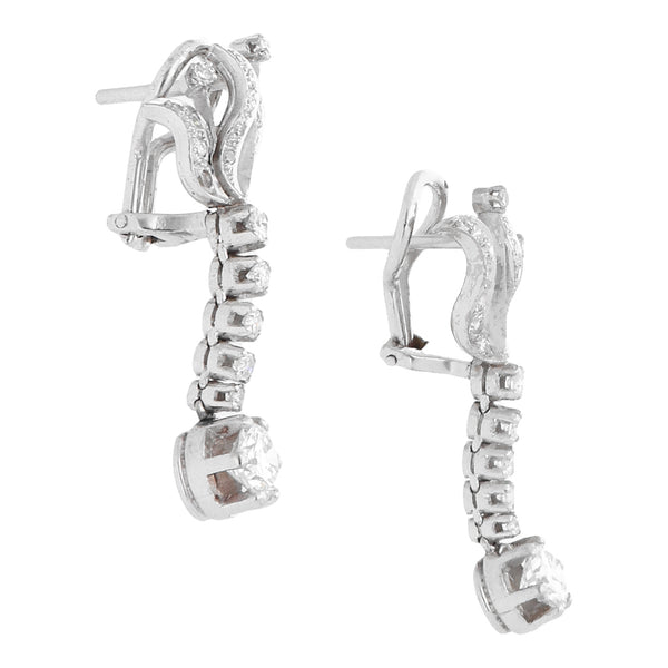 Aretes hechura especial con colgantes y diamantes en oro blanco 14 kilates.