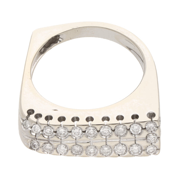 Anillo estilizado con diamantes en oro blanco 18 kilates.